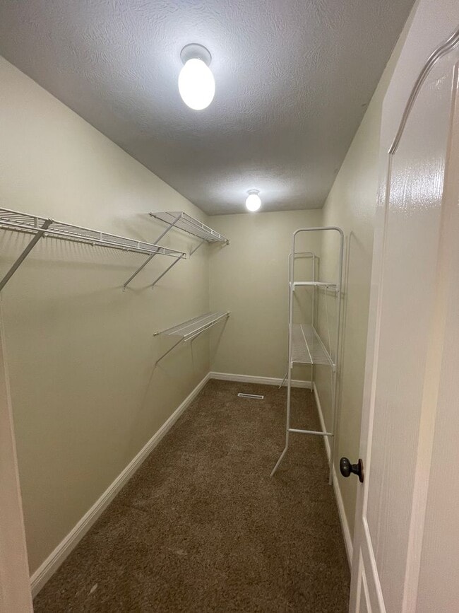 Building Photo - Very spacious 3 bed 2 bath 3 car garage!  ...