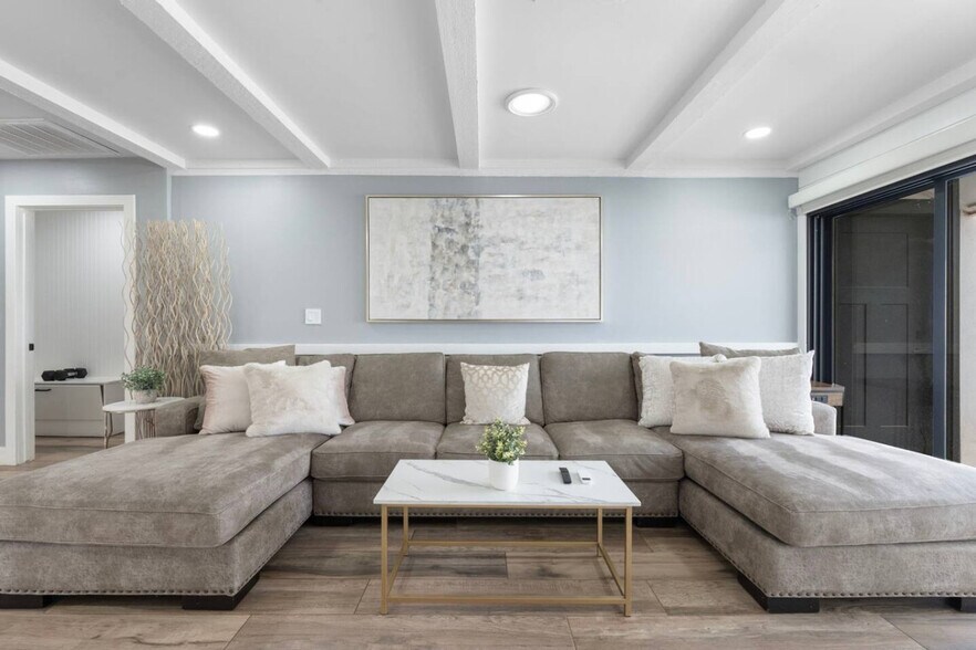 Building Photo - 1010 E Sorenson Cir