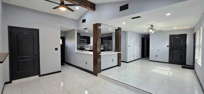 Building Photo - 600 Zeneta Ave
