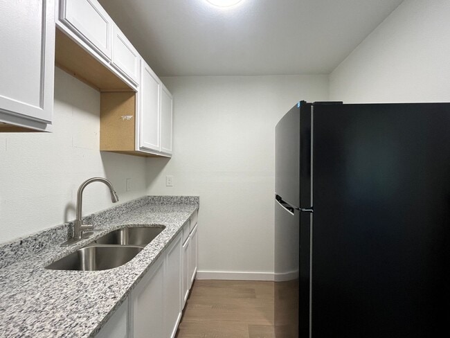 Building Photo - One Bedroom One Bath with Washer and Dryer Included