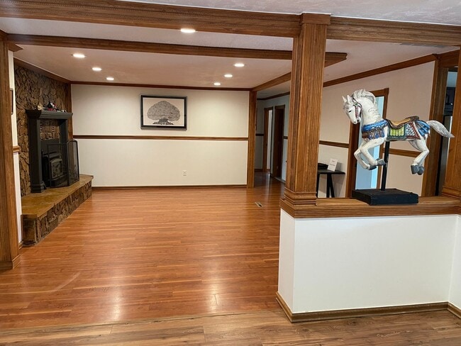 Building Photo - Spacious Single Level Ranch Style 4 Bed 2 ...