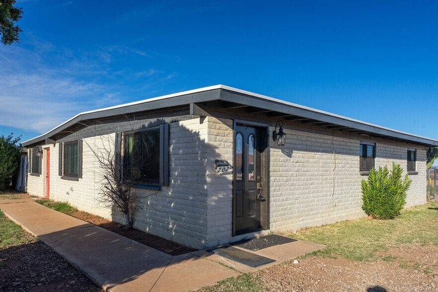 Building Photo - 702 N Skyline Dr