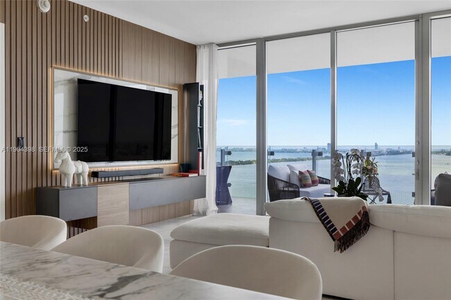 Building Photo - 700 NE 26th Terrace