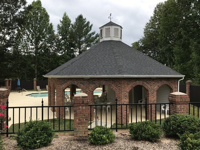 Building Photo - Gorgeous 2 bedroom home- Move-In Ready Condo in Parkview. Minutes to Downtown Greenville & the Ne...