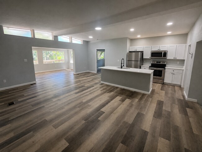 Building Photo - 3498 Riverdale Dr