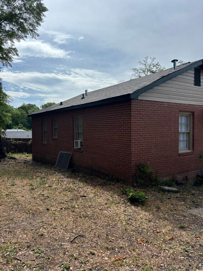 Building Photo - 3931 Dexter Dr