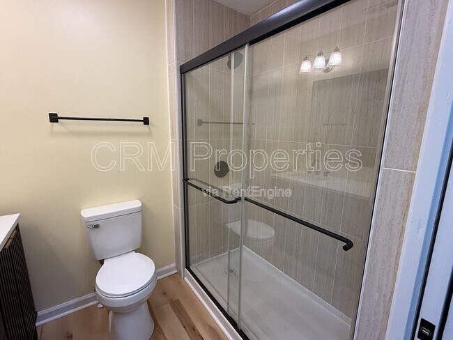 Building Photo - 808 Maumee Dr