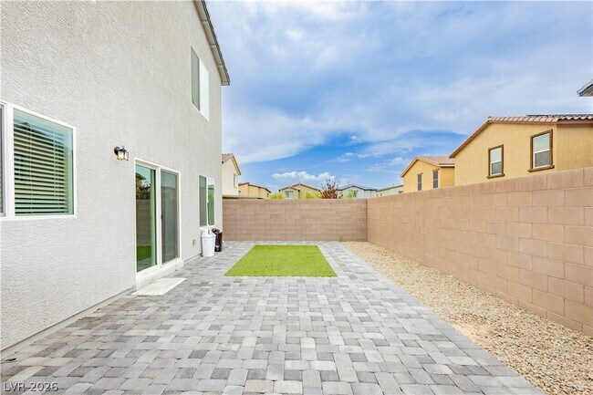 Building Photo - 5340 Maroon Guava St