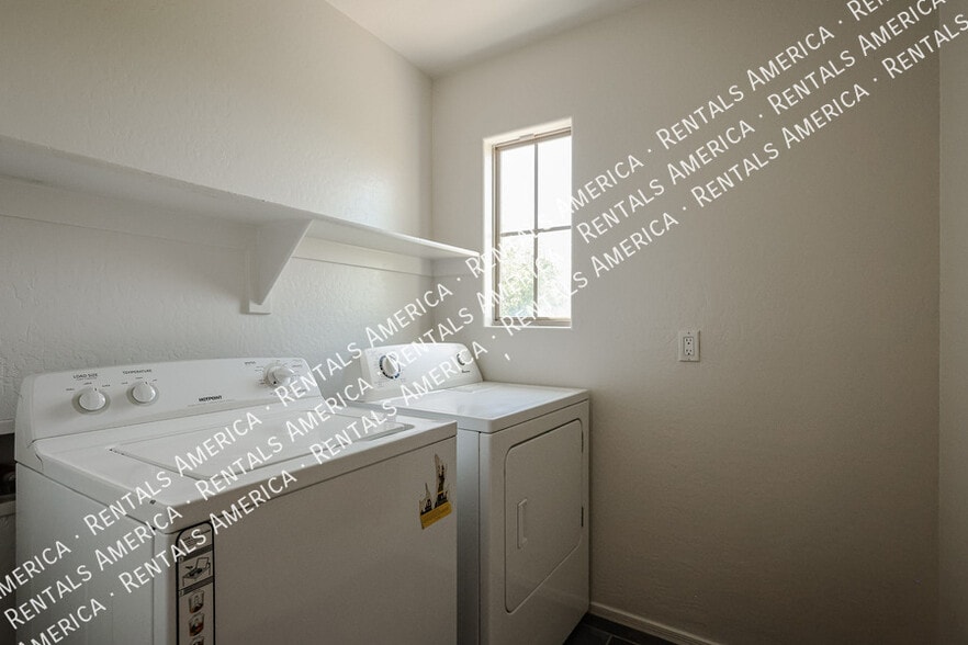 Building Photo - 2665 E Bart St