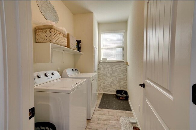 Building Photo - 401 Duroc Dr