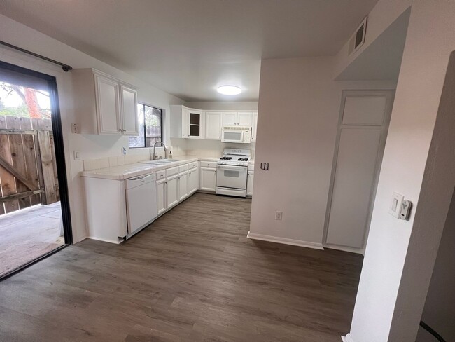 Building Photo - MOVE IN SPECIAL**UPDATED 3BR/1.5BA CONDO i...