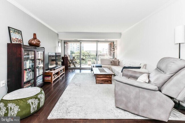 Building Photo - 1300 Army Navy Dr