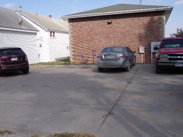 Building Photo - BCR 6417 Burlington Ave-4