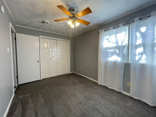 Building Photo - Three Bedroom Home in Gobles