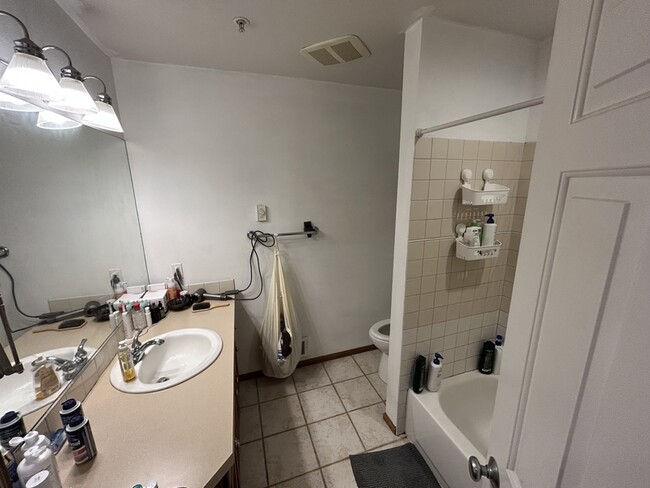 Building Photo - 2111 Waverly Pl N