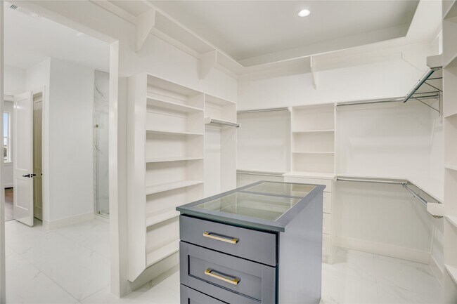 Building Photo - 6814 Hartland St