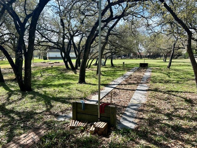 Building Photo - 121 Post Oak Ln