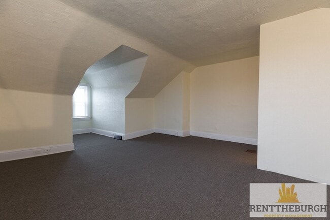 Building Photo - Updated 4BR 2 Full Bath House with Parking!