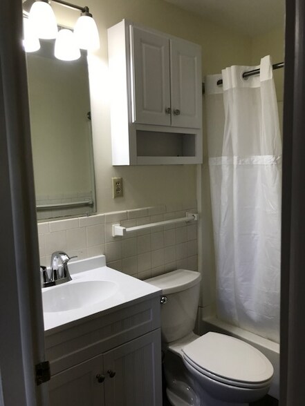 Building Photo - 401 County Line Rd