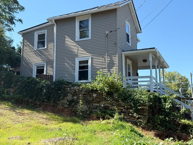 Primary Photo - 342 6 1/2 St. SW - Close to UVA Hospital!