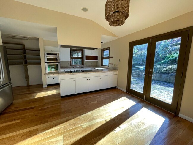 Building Photo - Glenview Hills HUGE 3 Bedroom 2.5 Bath Hom...