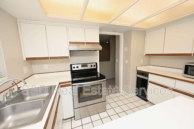 Building Photo - 1808 Village Ct