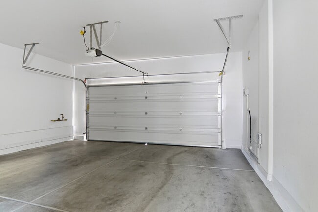 Building Photo - 3158 Molinos Dr