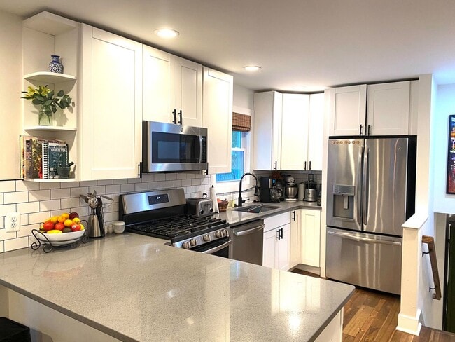 Building Photo - Beautifully remodeled 5 bed / 3 bath on pr...