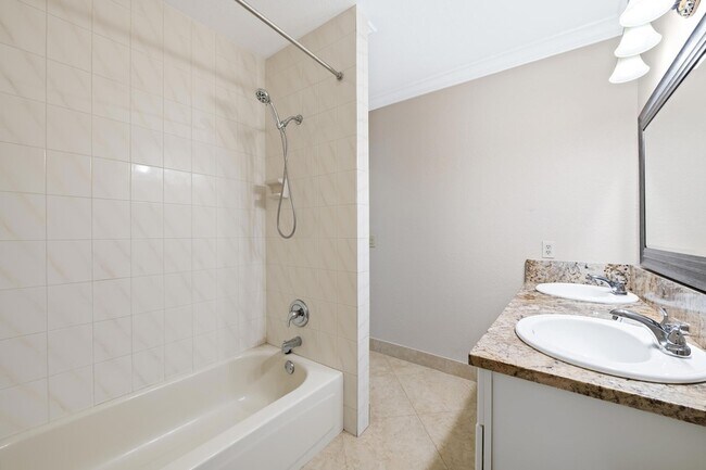 Building Photo - 1120 Renmar Dr