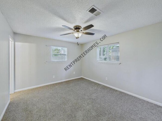 Building Photo - 802 Towering Oaks Dr