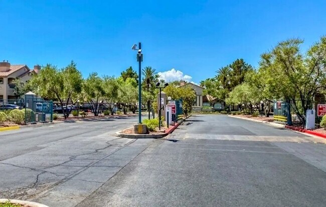 Building Photo - 2 bed, 2 bath condo located in gated community w/lush landscaping, 2 pools, spas, BBQ areas & clu...