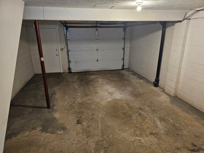 Building Photo - Large Two Bedroom Townhouse with Garage in...