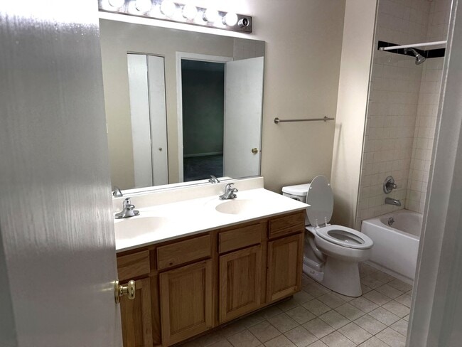 Building Photo - 2 St. 2BR 1.5Ba 1CGar Fenced yard in Cul-d...