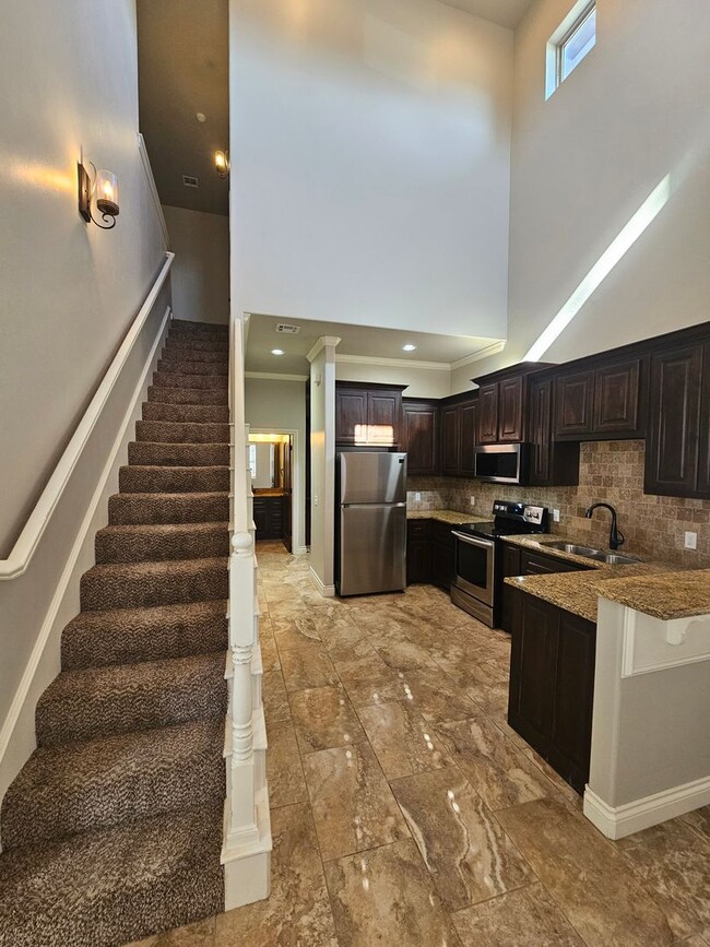 Building Photo - (2) Bed/(2.5) Bath Townhome in Gated Commu...