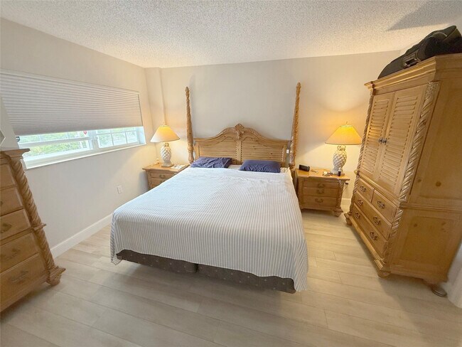 Building Photo - 140 NE 28th Ave