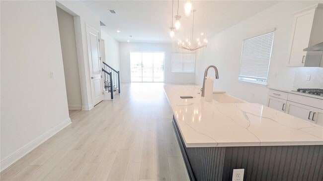 Building Photo - 15614 Vetta Dr
