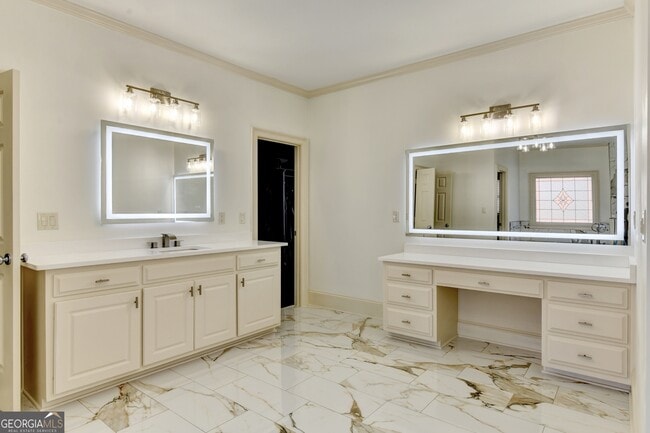 Building Photo - 8910 Pinehurst Cove