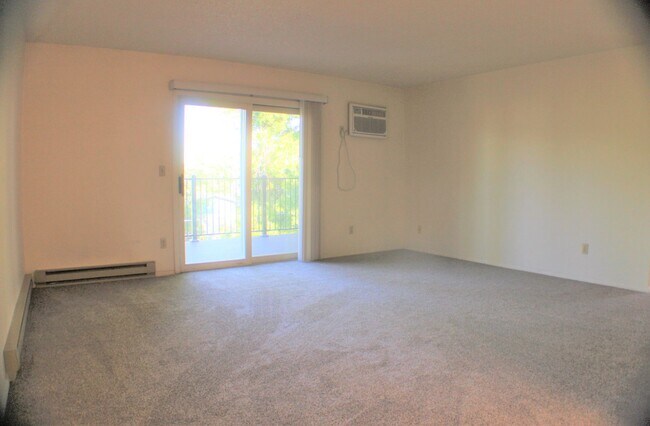 Building Photo - Large 2 bedroom 1 bathroom in the heart of...
