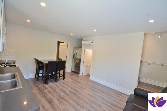 Building Photo - 5955 Hillview Park Ave