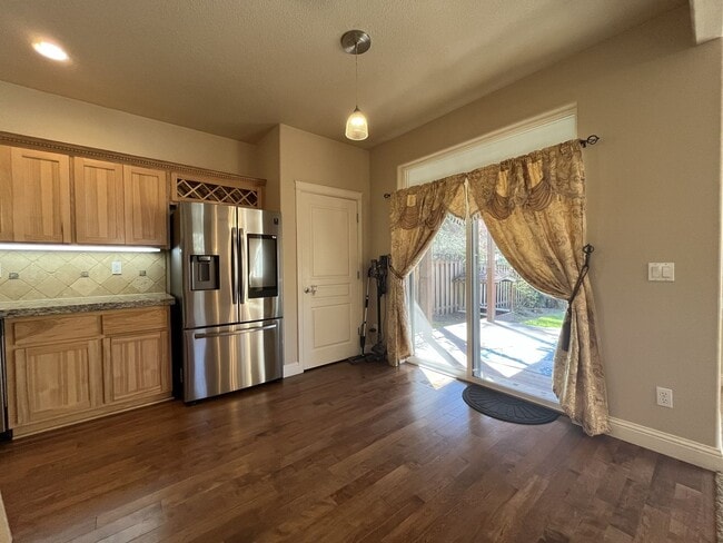 Building Photo - Beautiful 5 Bedroom Home + Office with Grand Entry, Gourmet Kitchen & Private Backyard