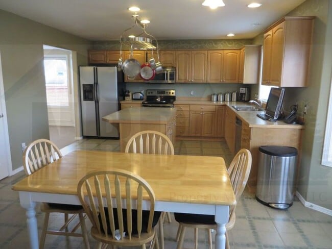 Building Photo - Gorgeous 4 bedroom House in a highly desir...