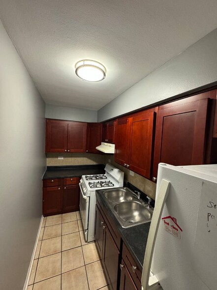 Building Photo - 3110 W 59th St