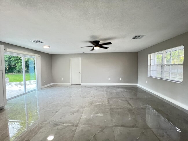 Building Photo - 4696 Collier Rd