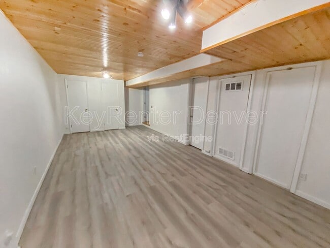Building Photo - 10587 W Maplewood Dr