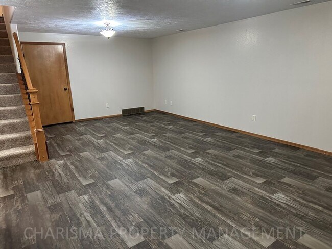 Building Photo - 4 BEDROOM, 2 BATH TOWN HOME, PET FRIENDLY, AMENITY FILLED, DOUBLE ATTACHED GARAGE!