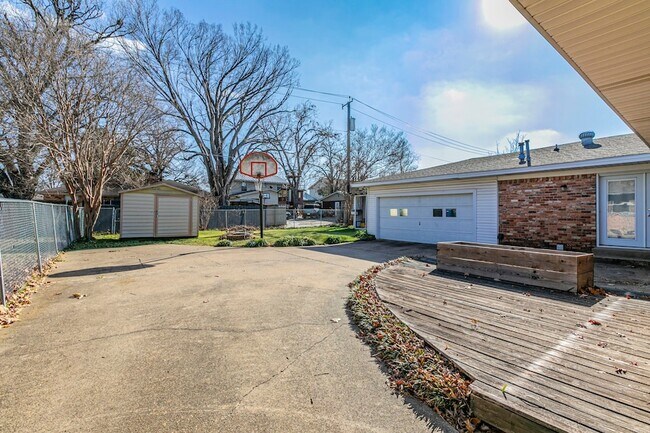 Building Photo - 3910 Douglas Dr