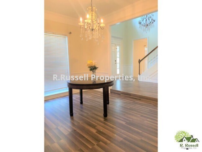 Building Photo - Pool Home!!! 4 bedrooms and 2.5 bath singl...