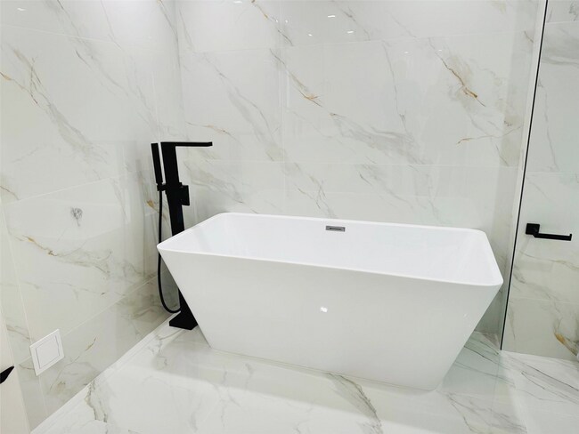 Building Photo - 3500 Mystic Pointe Dr