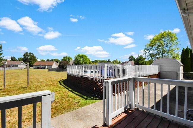 Building Photo - Three Bedroom with Bonus and Pool!