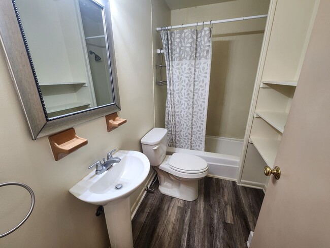 Building Photo - 6233 Mountain View Dr